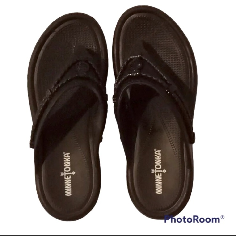 Minnetonka Black Sandals Flip Flops Size 8